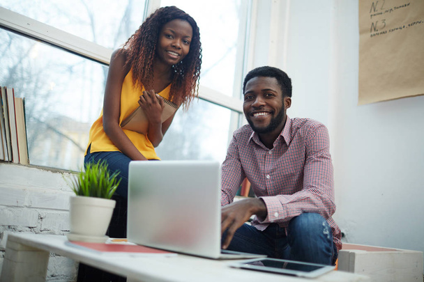 Afro-Amerikaanse ondernemers met laptop - Foto, afbeelding