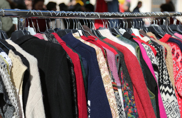 vêtements accrochés aux cintres à vendre au marché aux puces
 - Photo, image