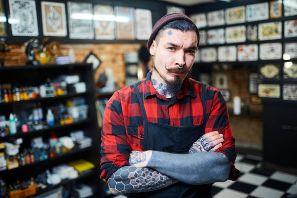 Hipster in tattoo workshop - Zdjęcie, obraz