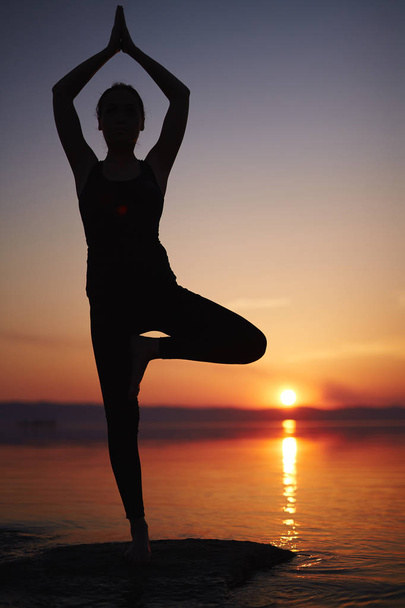 donna che pratica yoga Posa
 - Foto, immagini