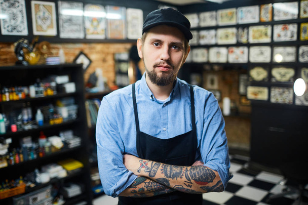 hipster άνθρωπος με τατουάζ για τα όπλα - Φωτογραφία, εικόνα