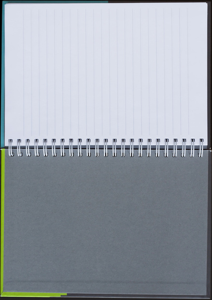 Vista abierta del fondo del cuaderno con una encuadernación en espiral
 - Foto, imagen