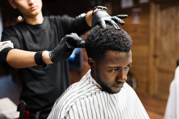 アフリカ系アメリカ人男性訪問理髪店 - 写真・画像
