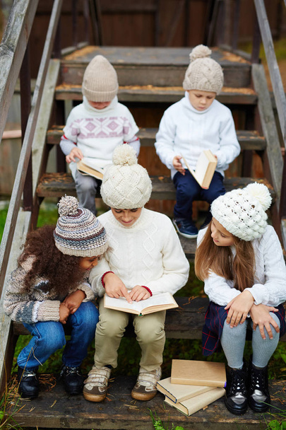 Kleine kinderen lezen - Foto, afbeelding