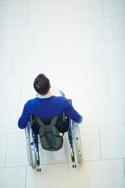 ανάπηρος σε αναπηρική καρέκλα - Φωτογραφία, εικόνα