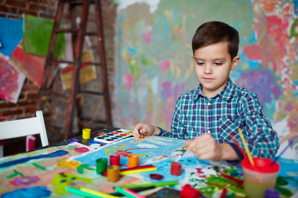 chlapec, Malování s hgouache  - Fotografie, Obrázek