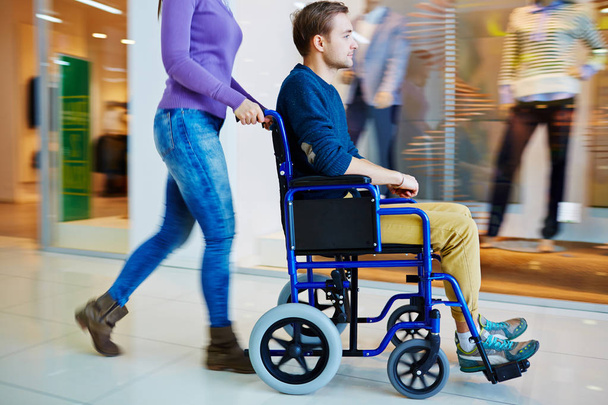 Mann im Rollstuhl beim Einkaufen - Foto, Bild