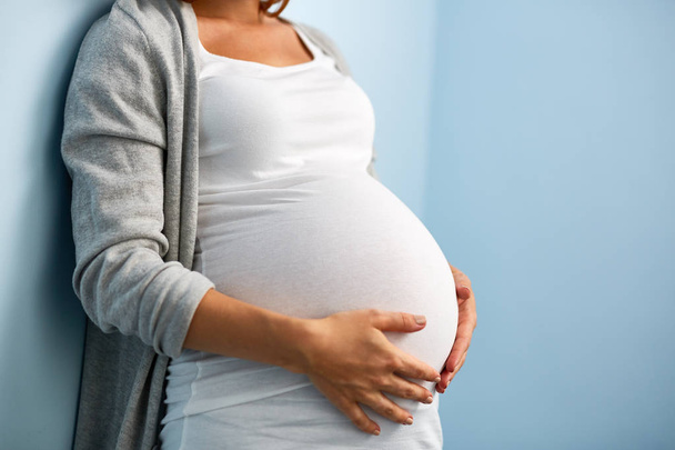 mulher durante os últimos meses de gravidez
 - Foto, Imagem