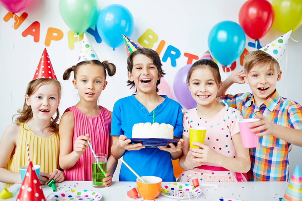bambini con grande torta di compleanno
 - Foto, immagini