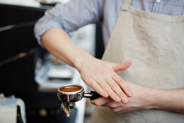 Hands of barista with grinder - Foto, Imagen