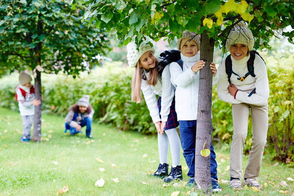 діти, що стоять під липовим деревом
 - Фото, зображення