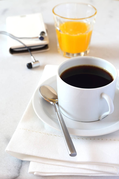 Café du matin, jus d'orange et téléphone portable
  - Photo, image