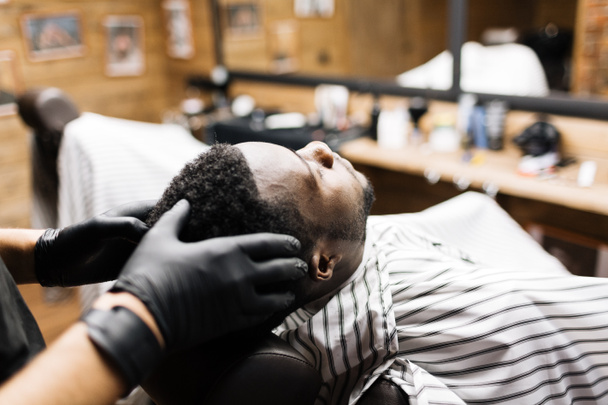 barbiere massaggio cliente testa
 - Foto, immagini