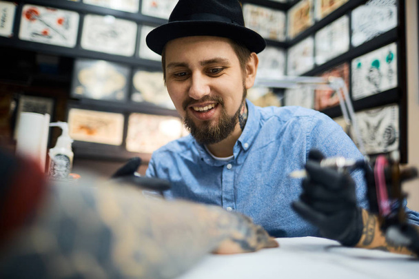 Tatuaggio artista al lavoro
 - Foto, immagini