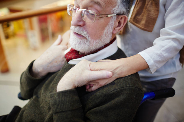 senior man holding hands - Foto, afbeelding