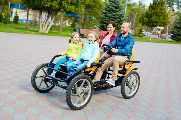 família equitação quadriciclo carro
  - Foto, Imagem