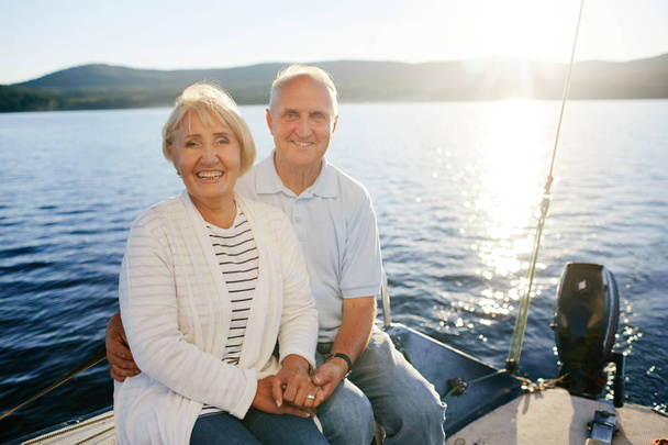 пожилые люди проводят отпуск на яхте
 - Фото, изображение