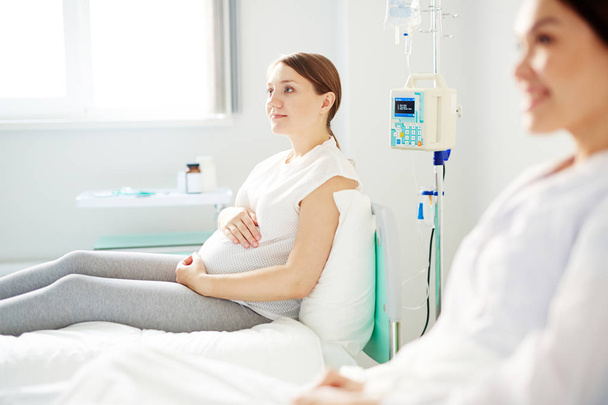 εγκύου γυναίκας που αναπαύεται στο νοσοκομείο  - Φωτογραφία, εικόνα
