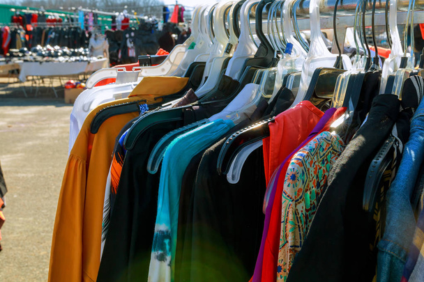 vestiti colorati moda appendere su uno scaffale a mercatino delle pulci shopping
 - Foto, immagini
