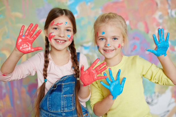 meisjes met blauwe en rode handpalmen - Foto, afbeelding