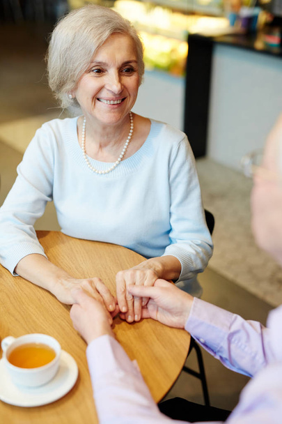 Glückliche Seniorin im Café - Foto, Bild