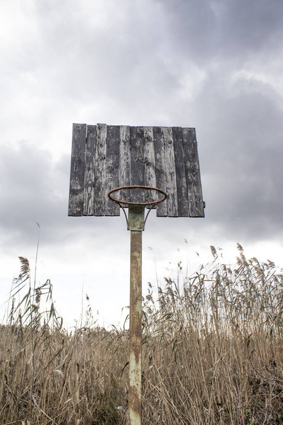 Παλιά σανίδα μπάσκετ και καλάθι - Φωτογραφία, εικόνα