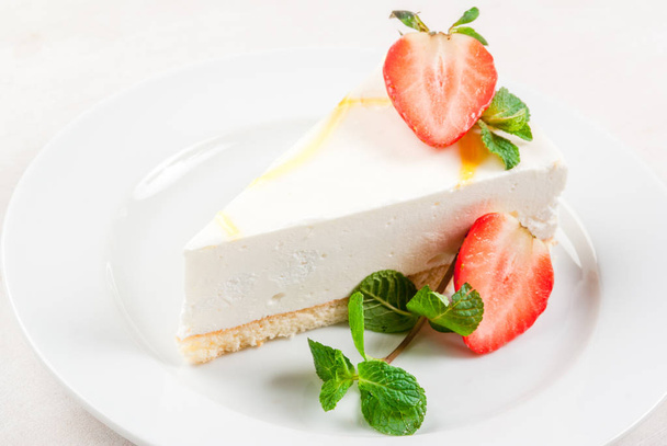 Cheesecake with mint and strawberries - Photo, Image
