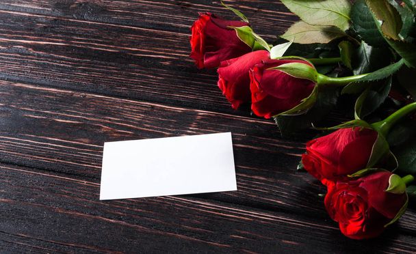 Fresh roses on wood desk with card - Foto, imagen