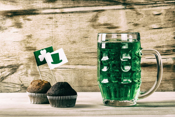 Happy St. Patrick's Day groen drankje - Foto, afbeelding