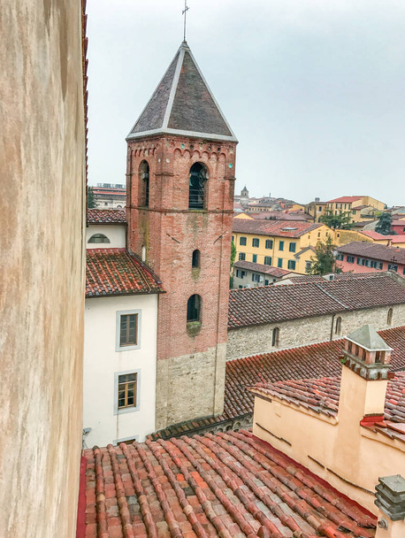 Dächer von Pisa, mittelalterliche Gebäude im Stadtzentrum - Foto, Bild