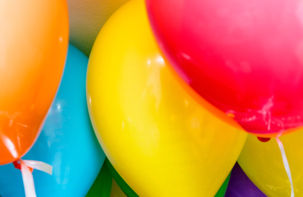 Värikkäitä ilmapalloja juhlissa
 - Valokuva, kuva