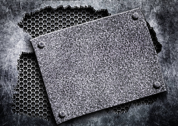 agujero roto en metal, placa de malla de acero
 - Foto, Imagen
