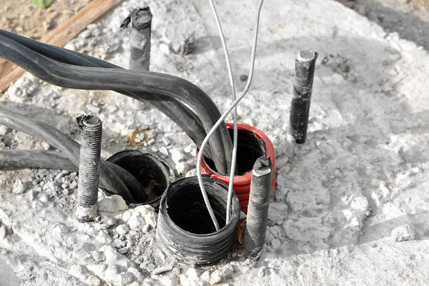 Кабель питания в трубах из ПВХ
 - Фото, изображение