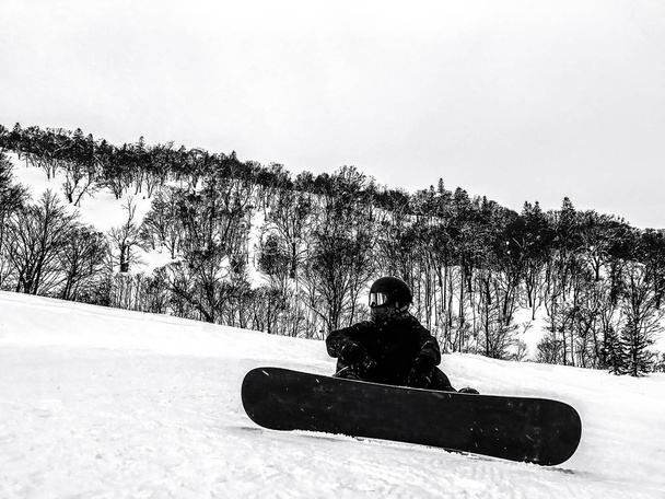 Action-Snowboarder mit Pulverschnee  - Foto, Bild
