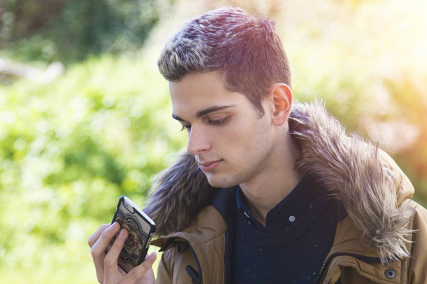 Junger Mann mit dem Handy  - Foto, Bild