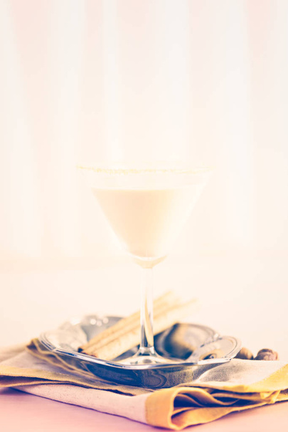 vaječný koktejl s tmavý rum a mléko - Fotografie, Obrázek