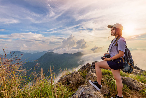 Chica turista en las montañas al atardecer
 - Foto, imagen