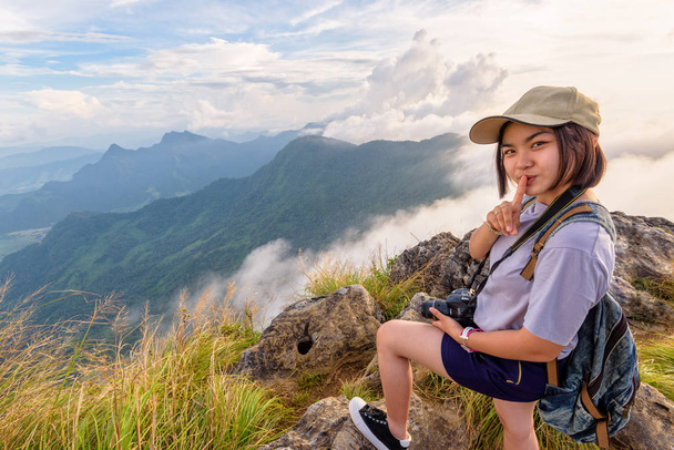 Escursionista ragazza con felice sulla montagna Phu Chi Fa
 - Foto, immagini
