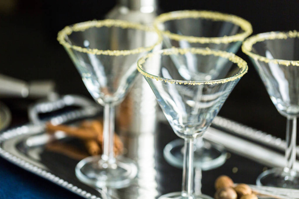 Gafas Martini llenas de azúcar morena
 - Foto, Imagen