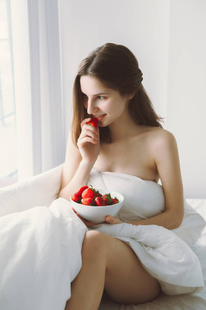 イチゴを食べる女性 - 写真・画像
