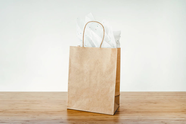 Attrappe einer braunen Einkaufstasche aus Papier mit Griffen - Foto, Bild