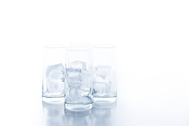 Üres üvegek nagy jégkockákat - Fotó, kép