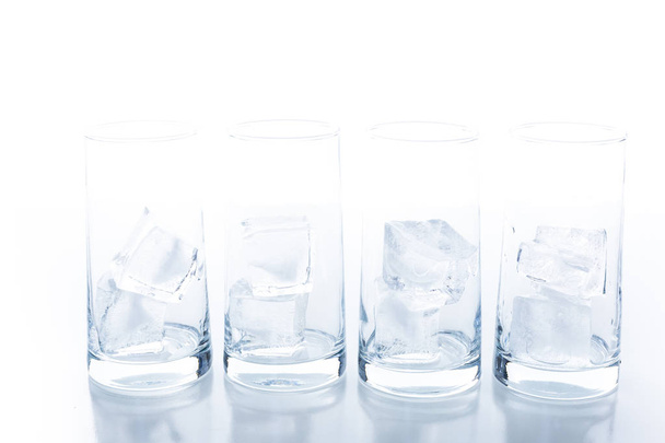 Vasos vacíos con cubitos de hielo grandes
 - Foto, imagen
