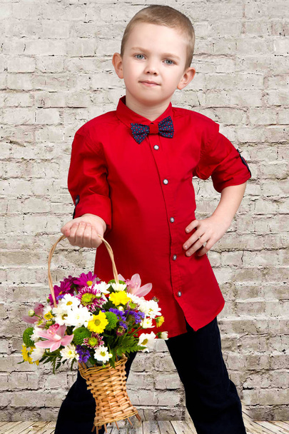 Stylish boy,pretty boy with a basket of flowers. - Foto, Imagen