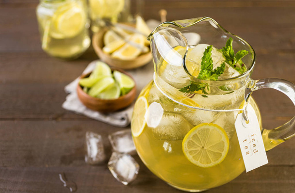  sürahi içinde limon ile çay - Fotoğraf, Görsel