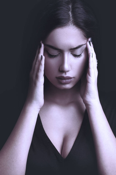Mladá žena bolesti hlavy a deprese - Fotografie, Obrázek