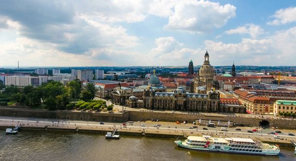 Bella città skyline di Dresda
  - Foto, immagini