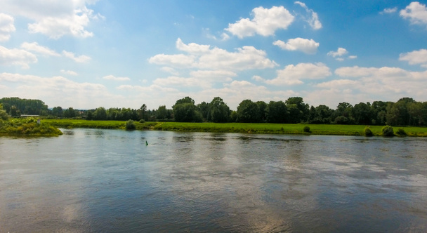 Fluss mit Vegetation - Foto, Bild