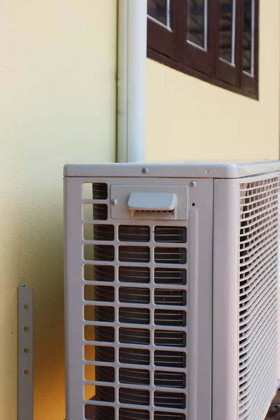 Klimatyzator jest domowej instalacji. - Zdjęcie, obraz