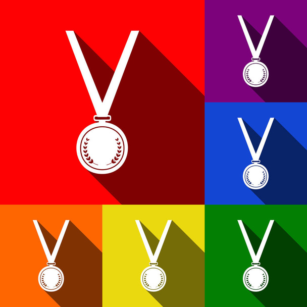 単純な記号をメダルします。ベクトル。赤、オレンジ、黄色、緑、青、紫の背景でフラットの影とアイコンのセット. - ベクター画像